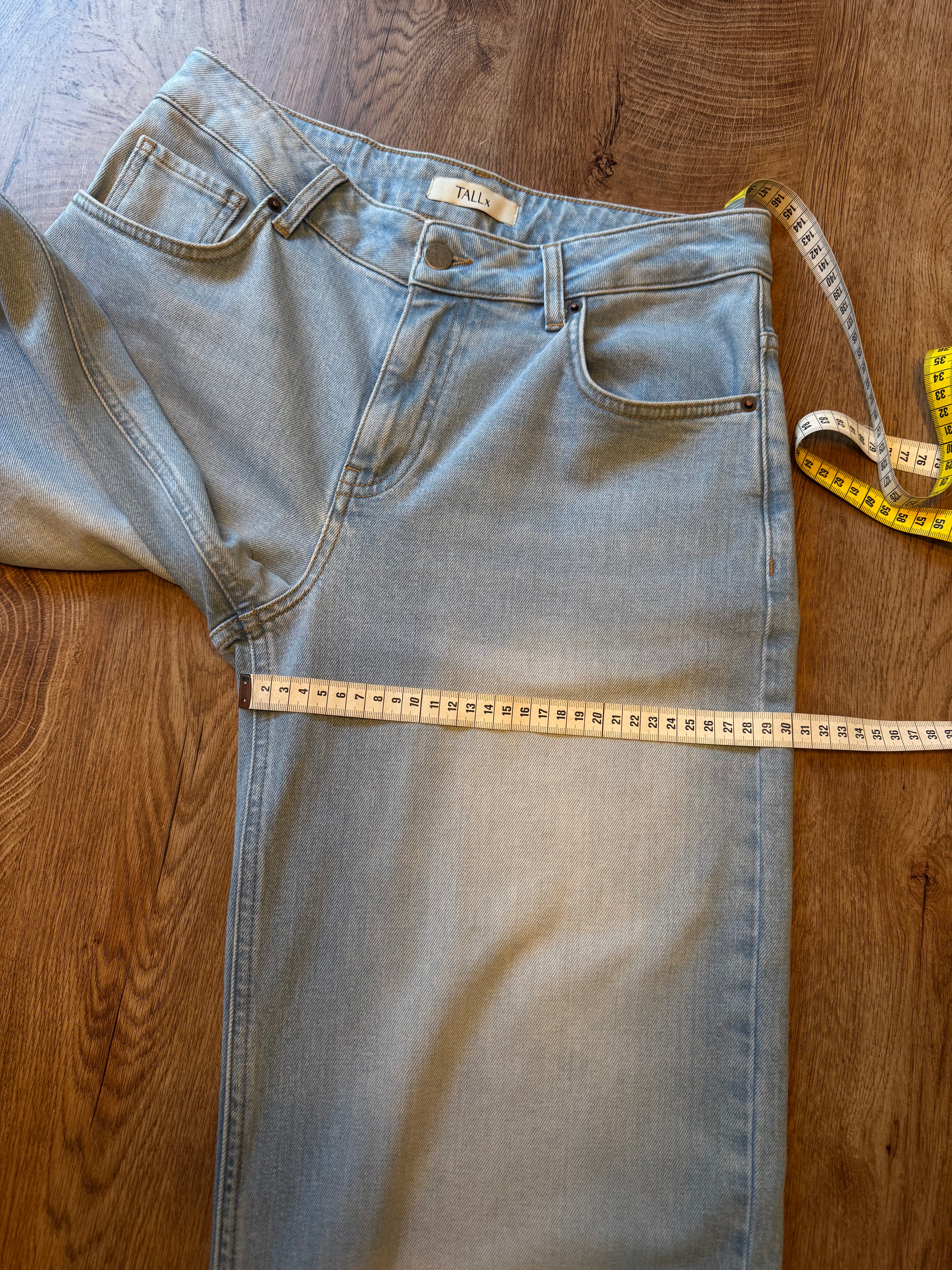 Eerste ontwerp van TALLx jeans – kleding ontworpen voor lange vrouwen